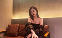 车展女模跳钢管舞走光露乳